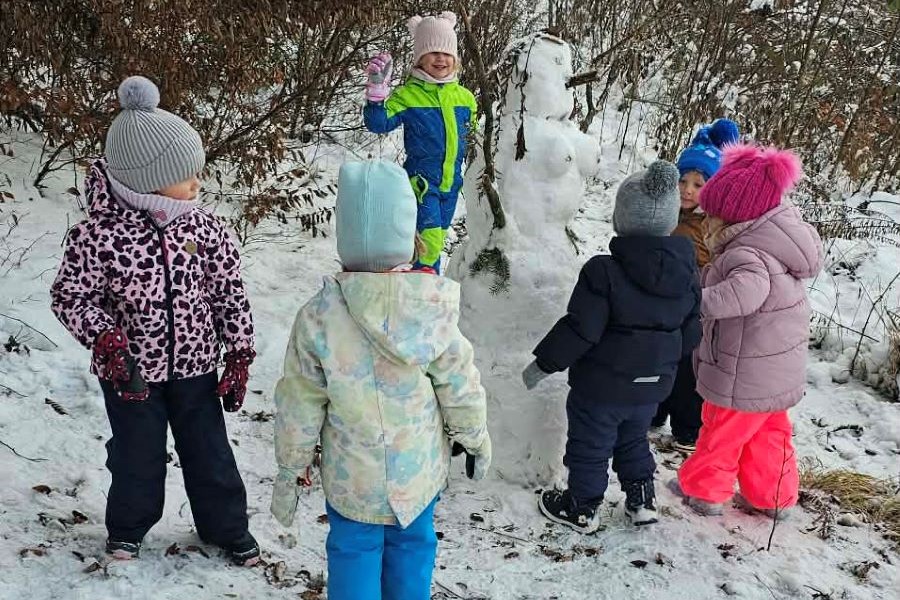 Zimska pravljica v gozdu: Ribice na snežni pustolovščini!